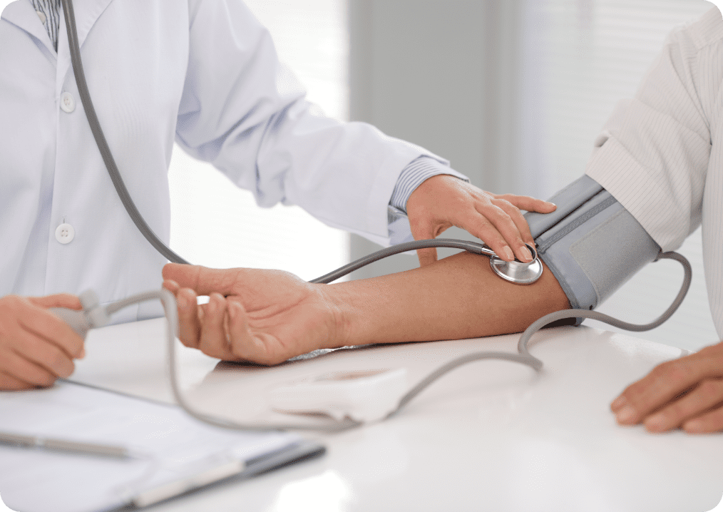 血圧を測っている画像